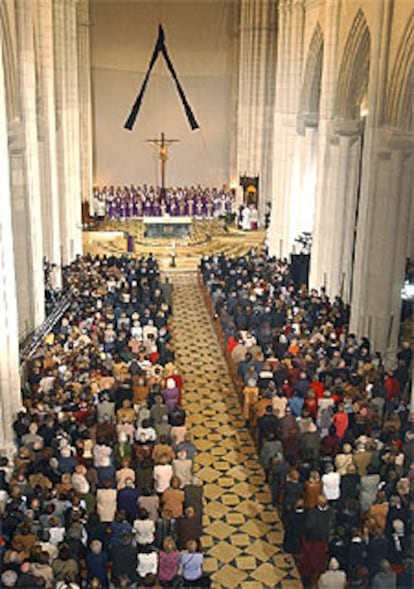 Imagen de la nave central del templo, presidida por un crespón negro, durante el oficio religioso.