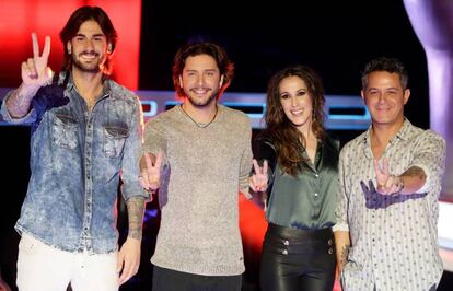 De izquierda a derecha: los cantantes Melendi, Manuel Carrasco, Malú y Alejandro Sanz, cuando coincidieron como jurado de 'La Voz'.