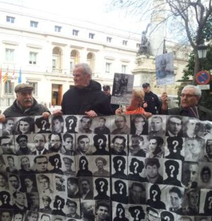 Familiares de víctimas del franquismo congregadas hoy en el Senado por el día de memoria del Holocausto