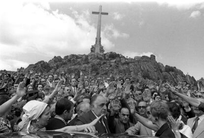 Carmen Polo, acompañada por su hermana Isabel, asiste a la misa en recuerdo de Franco, organizada por el Frente Nacional Español con motivo del 40º aniversario del 'alzamiento nacional'. Entre los asistentes estaban Raimundo Fernández Cuesta, José Antonio Girón y Joaquín Gutiérrez Cano.