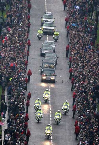 El cortejo fúnebre de George Best, a su paso por Stormont.