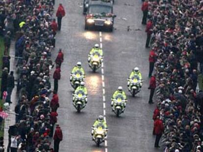 El cortejo fúnebre de George Best, a su paso por Stormont.