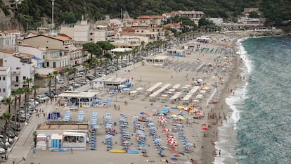 Bañistas en una playa de Sicilia