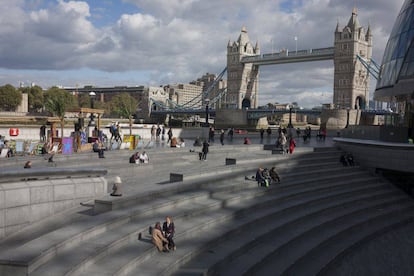 Gente descansando cerca del Puente de Londres.