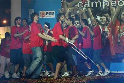 Los baloncestistas españoles, con Pau Gasol y su hermano Marc en primer plano, bailan sobre el escenario.