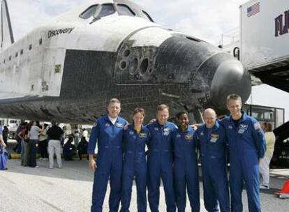 Nowak, segunda a la izquierda, con miembros de la tripulación del <i>Discovery</i> tras aterrizar en Florida.