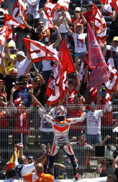 Márquez celebra la victoria en Jerez con sus aficionados