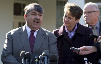 Richard Trumka, presidente de la Federaci&oacute;n de Organizaciones Sindicales, se dirige a la prensa tras reunirse con Obama.