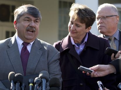 Richard Trumka, presidente de la Federaci&oacute;n de Organizaciones Sindicales, se dirige a la prensa tras reunirse con Obama.