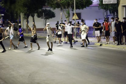 Un grupo de jóvenes con palos, piedras y botellas, durante los disturbios en Torre Pacheco, este domingo.