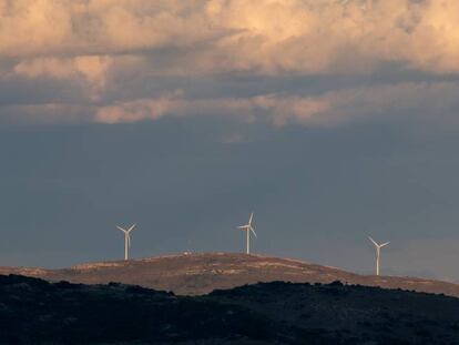 Parque eólico en Uruguay construido a partir de un programa de canje de deuda entre el país sudamericano y España.
 .