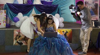 Una amiga de Aleja, que cumple 15 años, le muestra un vídeo en su fiesta.