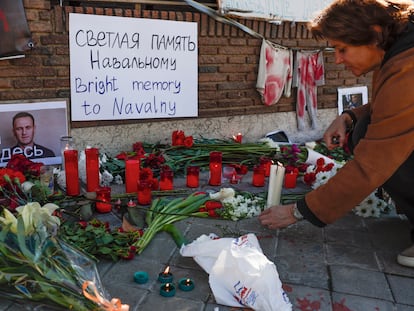 Homenaje a Alexéi Navalni frente a la embajada rusa en Madrid.