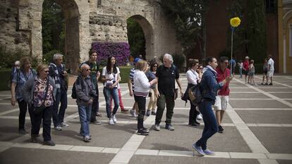 Un grupo de turistas en los Reales Alc&aacute;ceres de Sevilla.