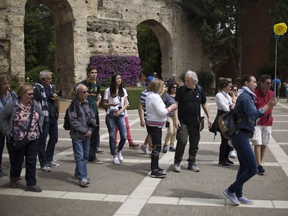 Un grupo de turistas en los Reales Alc&aacute;ceres de Sevilla.