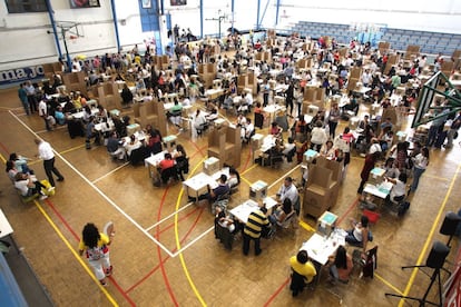 Més de 85.000 colombians residents a Espanya poden exercir el seu dret a vot a les 193 meses que estan a càrrec dels consolats de Colòmbia a Espanya. A la imatge, centre electoral al col·legi Ramiro de Maeztu de Madrid.