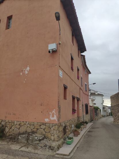 Una cámara en una calle de Alcocer (Guadalajara), instalada por el Ayuntamiento.