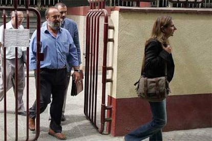 Joaquín Domínguez y María José Parrado, ayer, tras declarar ante la policía.