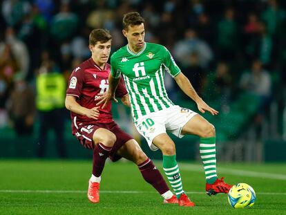 Canales controla el balón ante Ahien en el duelo liguero entre el Betis y la Real Sociedad.