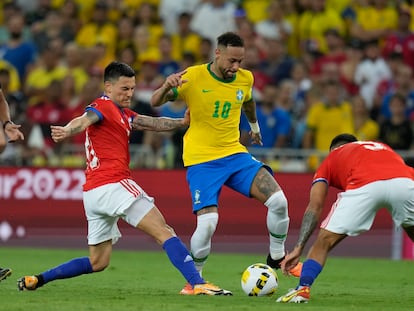 Neymar intenta marcharse de Arángui y Paulo Díaz durante el Brasil-Chile del día 24 en Maracaná.