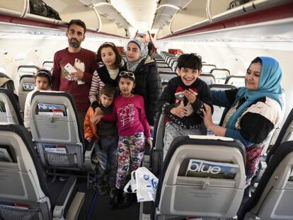La otra cara del trato a los refugiados. Imagen de parte del peque&ntilde;o grupo de migrantes que viajaron de Grecia a Luxemburgo el 4 de noviembre, como parte del programa europeo de redistribuci&oacute;n de 160.000 refugiados.