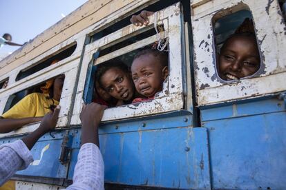 Desplazados que huyeron del conflicto en Tigray (Etiopía) viajan en un autobús hacía un campamento de refugiados, cerca de la frontera entre Sudán y Etiopía, en Hamdayet. La ONU ha firmado este miércoles un acuerdo con el Gobierno de Etiopía con vistas a garantizar el acceso de las organizaciones humanitarias a las zonas bajo control gubernamental en la región de Tigray, escenario desde el pasado 4 de noviembre de un conflicto que enfrenta al Ejército con las fuerzas del Frente Popular para la Liberación de Tigray (TPLF).
