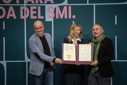 La vicepresidenta segunda del Gobierno, Yolanda Díaz, junto a los secretarios generales de CCOO y UGT, Unai Sordo y Pepe Álvarez, respectivamente, en el acto de la firma del acuerdo para la subida del salario mínimo interprofesional en 50 euros brutos mensuales en 2025