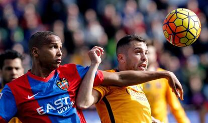 Lerma disputa con Jordi Alba el bal&oacute;n. 