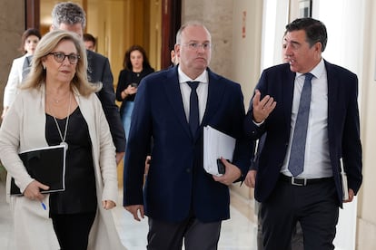 Miguel Tellado (centro) junto a los diputados populares Macarena Montesinos y José Antonio Bermúdez de Castro, este jueves en el Congreso.