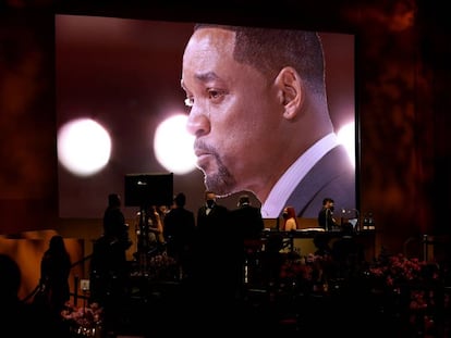 Will Smith, fotografiado en una pantalla, agradece su Oscar por 'El método Williams', en la gala de los Oscar 2022.