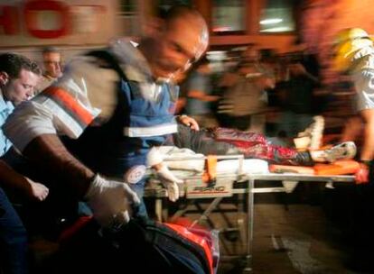 Los servicios de emergencia israelíes evacuan a una mujer malherida por un cohete Al Kassam en la ciudad de Sderot, en el sur de Israel.