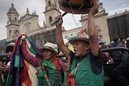 Integrantes de la Guardia Indígena durante la concentración en Bogotá.