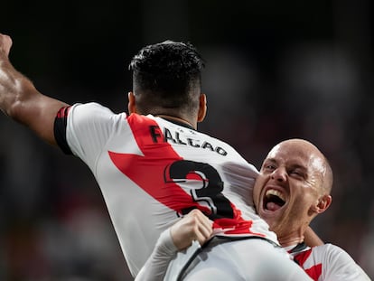 Dos futbolistas del Rayo Vallecano celebran un gol esta temporada.