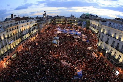 La Puerta del Sol tomada por las protestas ciudadanas del 15-M, en 2011. |