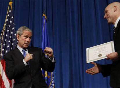 El presidente George W. Bush bromea con un graduado del FBI, el jueves pasado, en una entrega de diplomas en Quantico (Virginia). 
Foto: AP