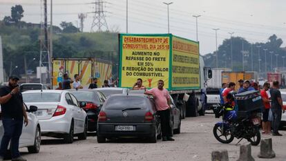 Caminhoneiros protestam contra elevação no preço do diesel na rodovia BR-040, em Duque de Caxias.