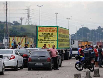 Caminhoneiros protestam contra elevação no preço do diesel na rodovia BR-040, em Duque de Caxias.