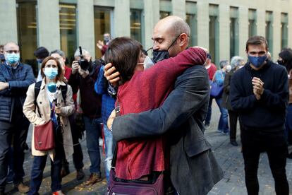 El 'exconseller' de ERC, Xavier Vendrell, abraza a otra de las detenidas después de quedar en libertad.