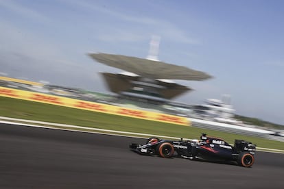 Fernando Alonso conduce su monoplaza durante la primera sesión de entrenamientos libres del Gran Premio de Malasia en el circuito de Sepang, el 30 de septiembre de 2016.