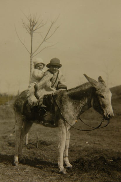 Ernesto y una de sus hermanas montando un burro en Alta Gracia, en 1933. La familia vivió en esa localidad de Córdoba durante 11 años.