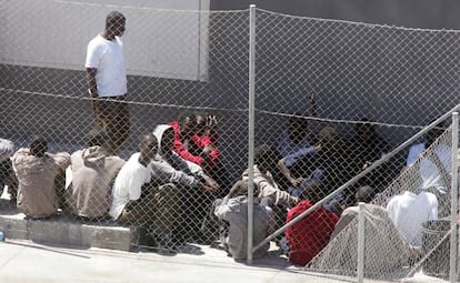 Un grupo de inmigrantes descansa en el patio del CIE de Hoya Fría en una imagen de 2006.