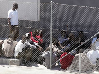 Un grupo de inmigrantes descansa en el patio del CIE de Hoya Fría en una imagen de 2006.