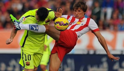 Messi i Dubarbier lluiten per una pilota.