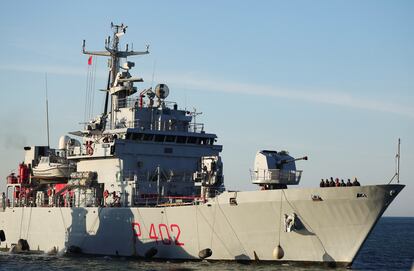 El buque Libra zarpó el lunes del puerto de Lampedusa con 16 hombres.