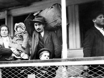 Familia italiana de inmigrantes a bordo del Ellis Island, el ferry que se dirigía aManhattan.