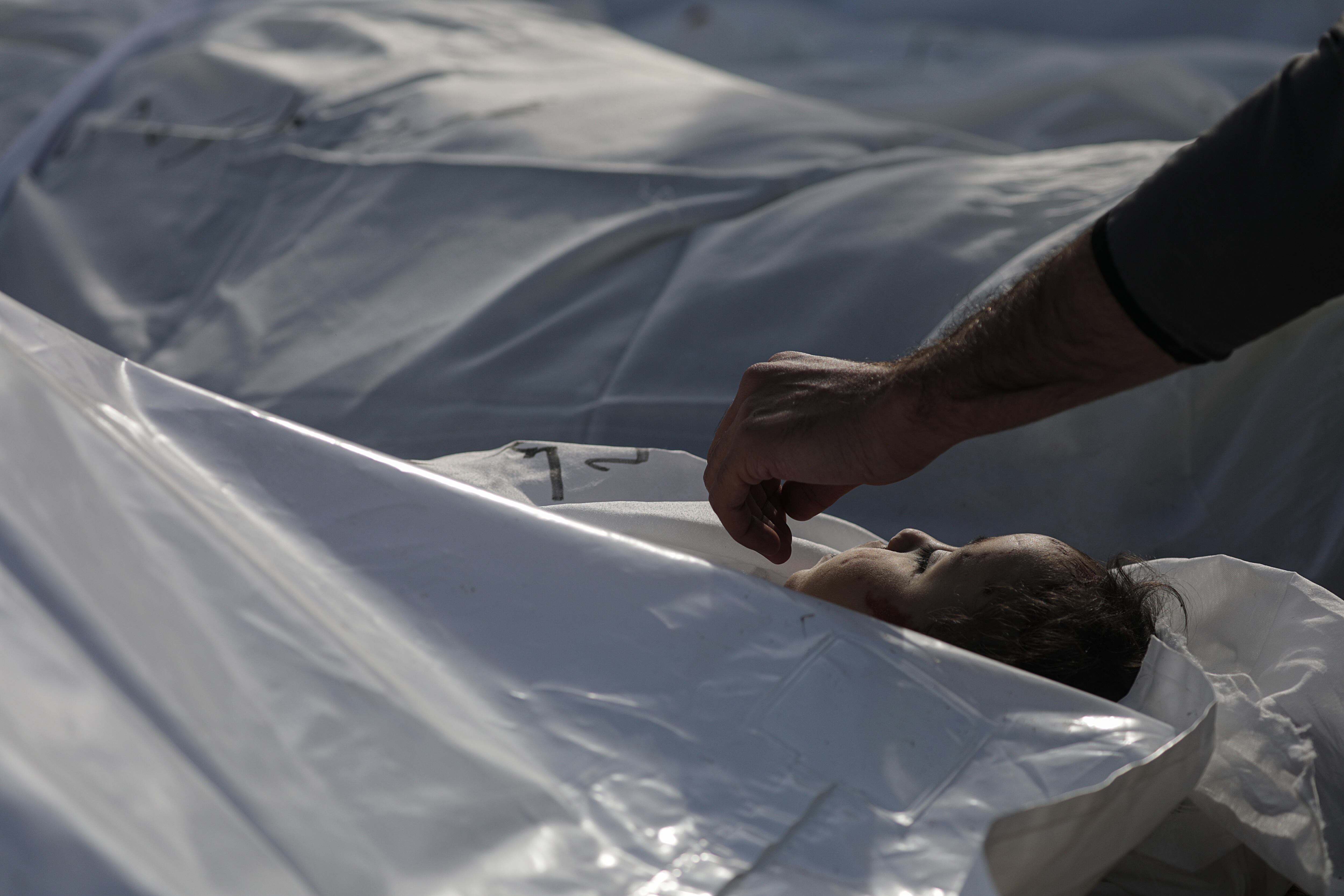 El cuerpo de Osma Isyam, de cuatro años, durante su funeral junto a otros miembros de su familia asesinados durante un ataque israelí, este miércoles en Jan Yunis. 