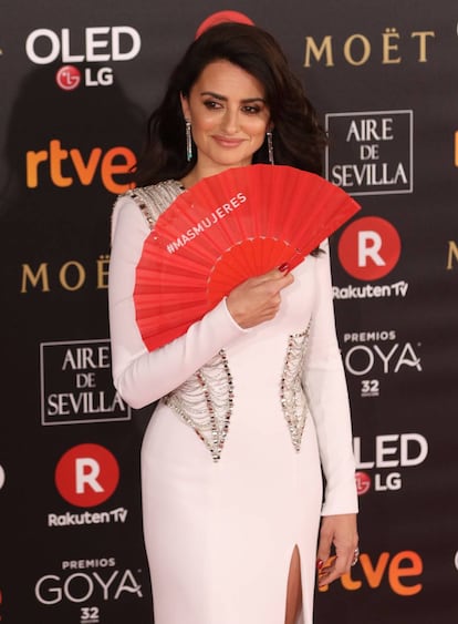 Penélope Cruz com um leque com a ‘hashtag’ #MasMujeres.