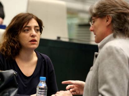 Celia Mayer (izquierda) con Marta Higueras.