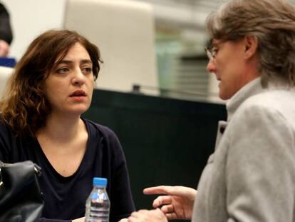 Celia Mayer (izquierda) con Marta Higueras.