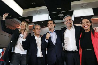 El presidente de Ciudadanos y candidato a la presidencia del Gobierno, Albert Rivera (centro), con el equipo económico de su partido.